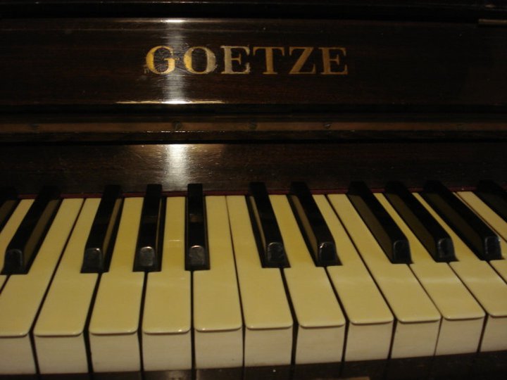 Piano Goetze.jpg
