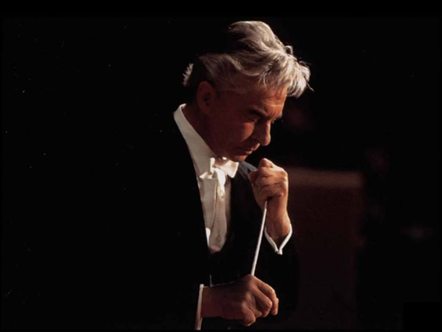 fotografía de Herbert von Karajan con una orquesta