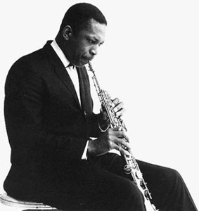 Coltrane tocando el saxo