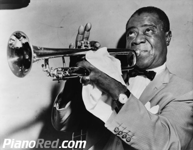 Louis Armstrong tocando la trompeta