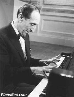 Vladimir Horowitz tocando el piano