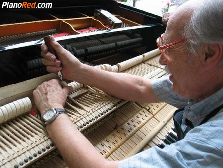 Mohr trabajando en un piano